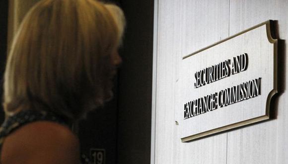 Una mujer espera el ascensor en la oficina regional de la SEC en Fort Worth, el 28 de junio de 2012. (Foto: Reuters)