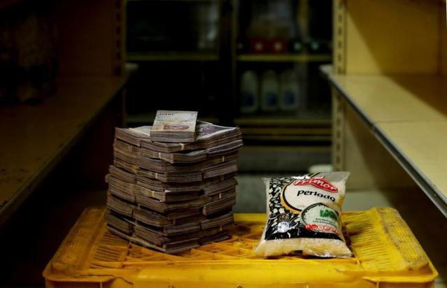 FOTO 6 | Un paquete de 1 kg de arroz tiene un coste de 2.500.000 bolívares, o 0,33 euros  (FOTO: REUTERS)