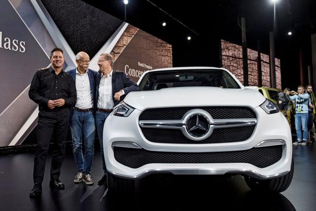 “Con la pickup Mercedes-Benz cerraremos uno de los vacíos más grandes de nuestra cartera”, indicó el  máximo ejecutivo de Daimler, Dieter Zetsche (centro). (Foto: Reuters)
