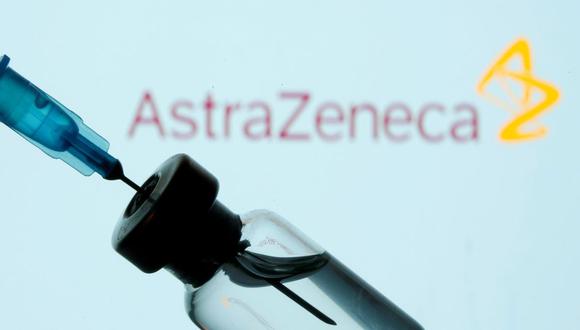En esta ilustración tomada el 11 de enero de 2021, se ven un frasco y una jeringa frente al logotipo de AstraZeneca. (Foto: REUTERS / Dado Ruvic).