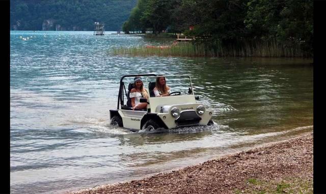 Una vez en el agua, su hélice integrada toma el control en cuestión de minutos, entregando una velocidad máxima acuática de 7 nudos (13 km/h o 8 mph).
