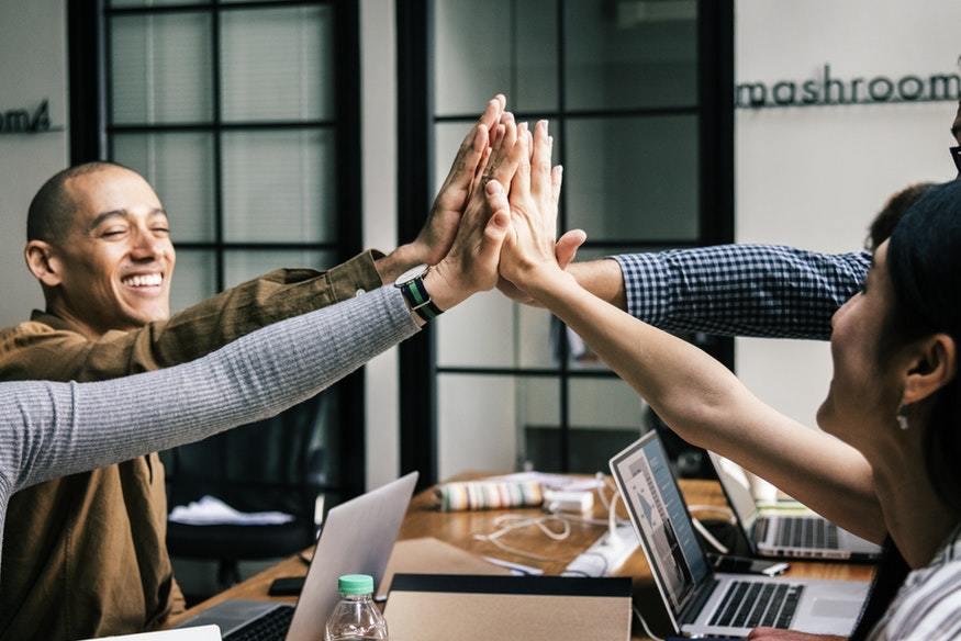 Foto 1. Involucrarse con las metodologías ágiles. Trabajar en equipo, analizar, proponer y solucionar son competencias cada vez más requeridas por las empresas. Se recomienda aplicar metodologías ágiles tales como design thinking, lean start up o human center design. (Foto: UCAL)