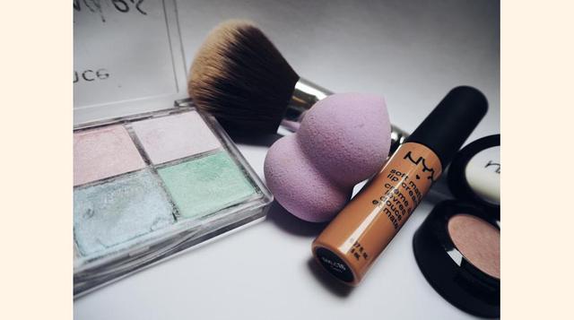 FOTO 6 | La mayoría de las personas que usan maquillaje lo ha hecho al menos una vez en su vida. Una mala práctica que pone en riesgo su vida y la de los demás conductores, pues no está concentrada en el camino. Si no saliste maquillada de casa, hazlo cua