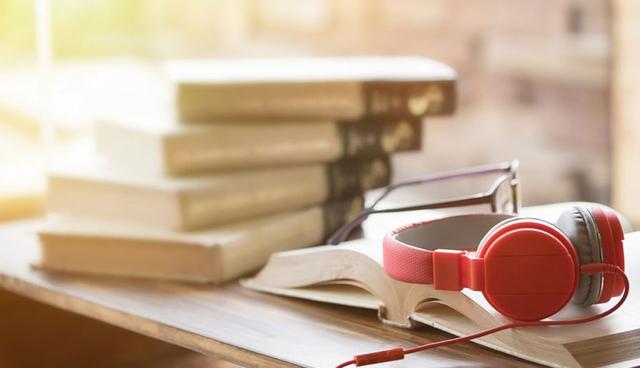 FOTO 8 | Aproveche los audiolibros. Muchos de los clásicos de negocios que no son libros de texto están disponibles en audiolibros que puede escuchar mientras conduce hacia el trabajo, hace las tareas del hogar o hace ejercicio. Muchos también tienen resúmenes de libros en línea. También puede aprovechar materiales secundarios en los recesos semestrales.  (Foto: Shutterstock)