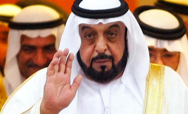 4. El presidente de los E.A.U: Jalifa bin Zayed Al Nahayan
Patrimonio neto: $18 mil millones (€16 mil millones). El jeque Jalifa bin Zayed bin Sultan Al Nahayan es el actual presidente de los Emiratos Árabes Unidos (E.A.U), y el Emir y gobernante de Abu Dabi.

Empezó a gobernar los E.A.U cuando su padre murió, y se convirtió en el emir de Abu Dhabi el 3 de noviembre del 2004. Sin embargo, ha estado actuando como presidente desde 1994.

El jeque Jalifa es conocido por sus intereses regionales en los deportes, principalmente caballos y las carreras de camellos. (Foto: Crown Prince Court of Abu Dhabi, Wikimedia Commons)