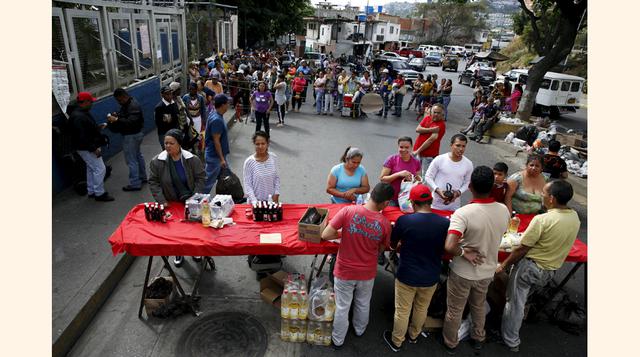"Teníamos como cuatro horas haciendo cola y llegaron tres mujeres y se pusieron por delante. Entonces les dije '¿Qué les pasa? ¿Por qué se vienen a meter?'", relató Bracho vía telefónica. "Al rato, ella pasó y me cortó la pierna c