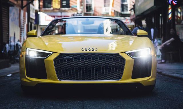 El hombre estaba tan distraído al estirar el cuello para mirar el súper auto color amarillo patito que se dio de cara contra el pavimento. La secuencia fue tan mala y completa que parecía salida de una película.