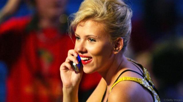 En la imagen la afamada actriz Scarlett Johansson hablando por un teléfono de tapa. (Foto: Getty)
