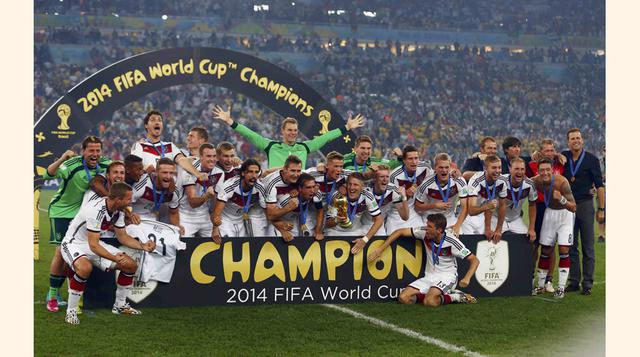 El equipo de Alemania, posa con el trofeo de la Copa del Mundo. (Foto: Reuters)