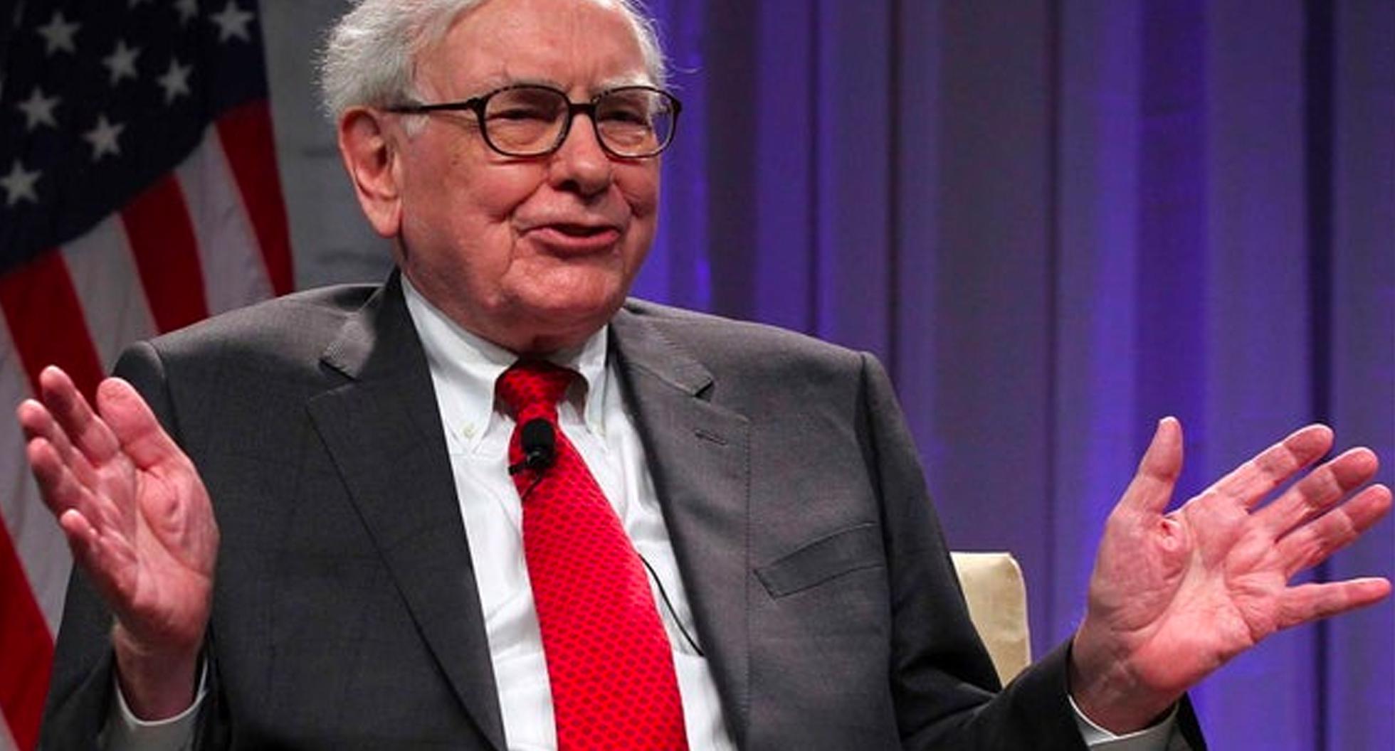 FOTO 1 | 1. Warren Buffett...empieza su día con un poco de noticias locales y nacionales
El inversionista multimillonario le dijo la CNBC que por las mañanas lee el Wall Street Journal, el Financial Times, el New York Times, USA Today, el Omaha World-Herald y el American Banker. (Foto: Alex Wong/Getty Images vía BI)