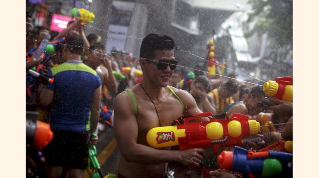 Participantes jugando con pistolas de agua. (Reuters)