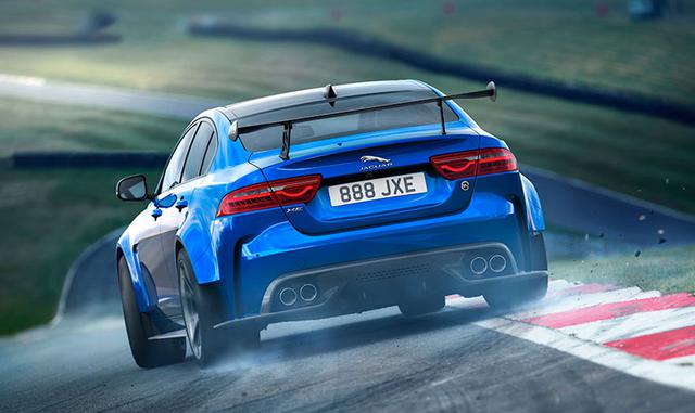 Hay fibra de carbono por todas partes, desde el paragolpes delantero y la salida de aire ubicada en el capot, hasta el alerón trasero diseñado para proporcionar fuerza aerodinámica y mejorar el manejo. El faldón de fibra de carbono alrededor del borde inf