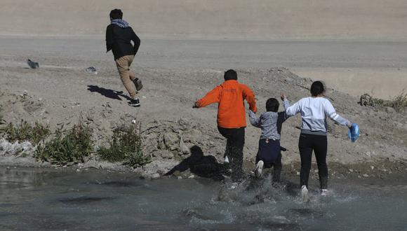 Migrantes cruzan el Río Bravo para llegar a El Paso, estado de Texas, Estados Unidos, desde Ciudad Juárez, México, el 5 de febrero de 2021. (Foto: Herika Martínez / AFP).