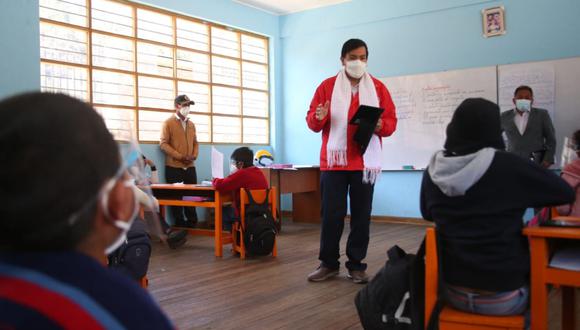 Este viernes 3 de setiembre se continuará con la vacunación contra el coronavirus a docentes en todo el país. Foto: Andina