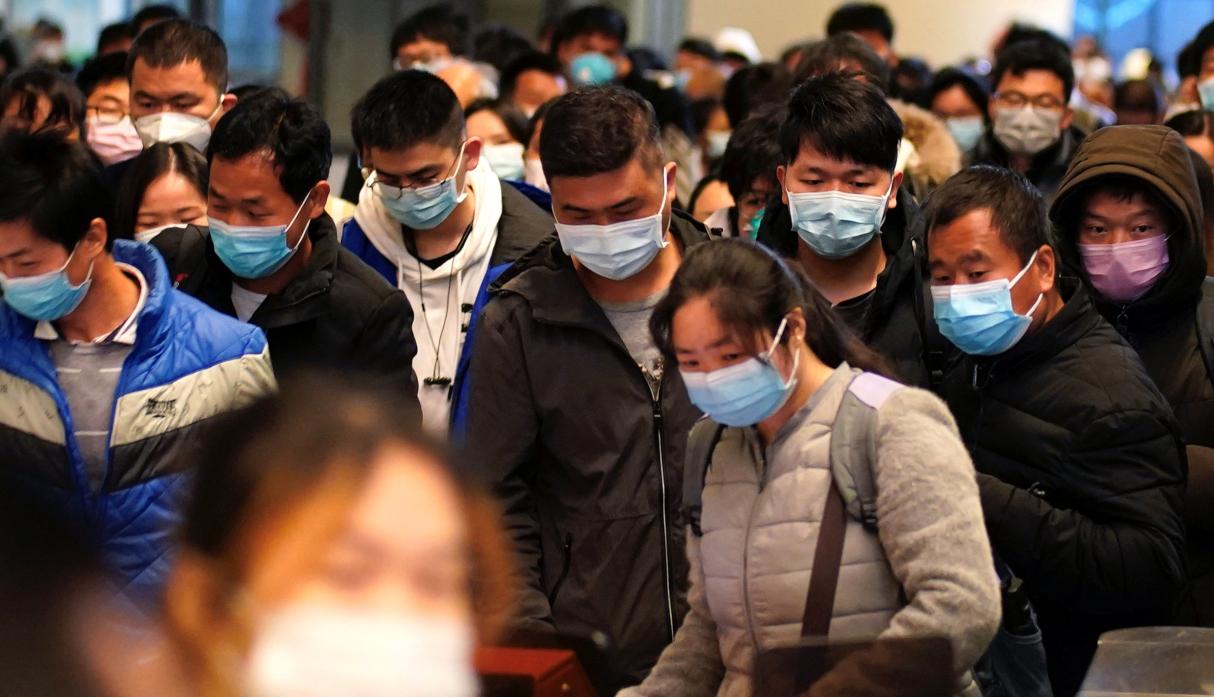 Los pasajeros con máscaras faciales llegan a una estación de ferrocarril en Wuhan este sábado 28 de marzo de 2020. (Reuters).