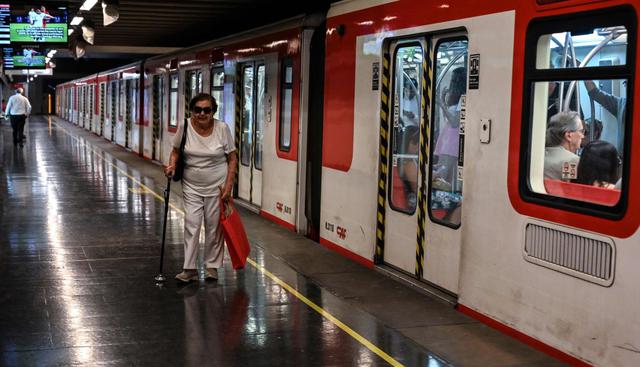 Pese a las virtudes que aporta en movilidad, algunos urbanistas sostienen que es una red más alabada o donde ven más integración social aquellos pasajeros ocasionales que no tienen que cumplir horario tradicional. (Foto: AFP)