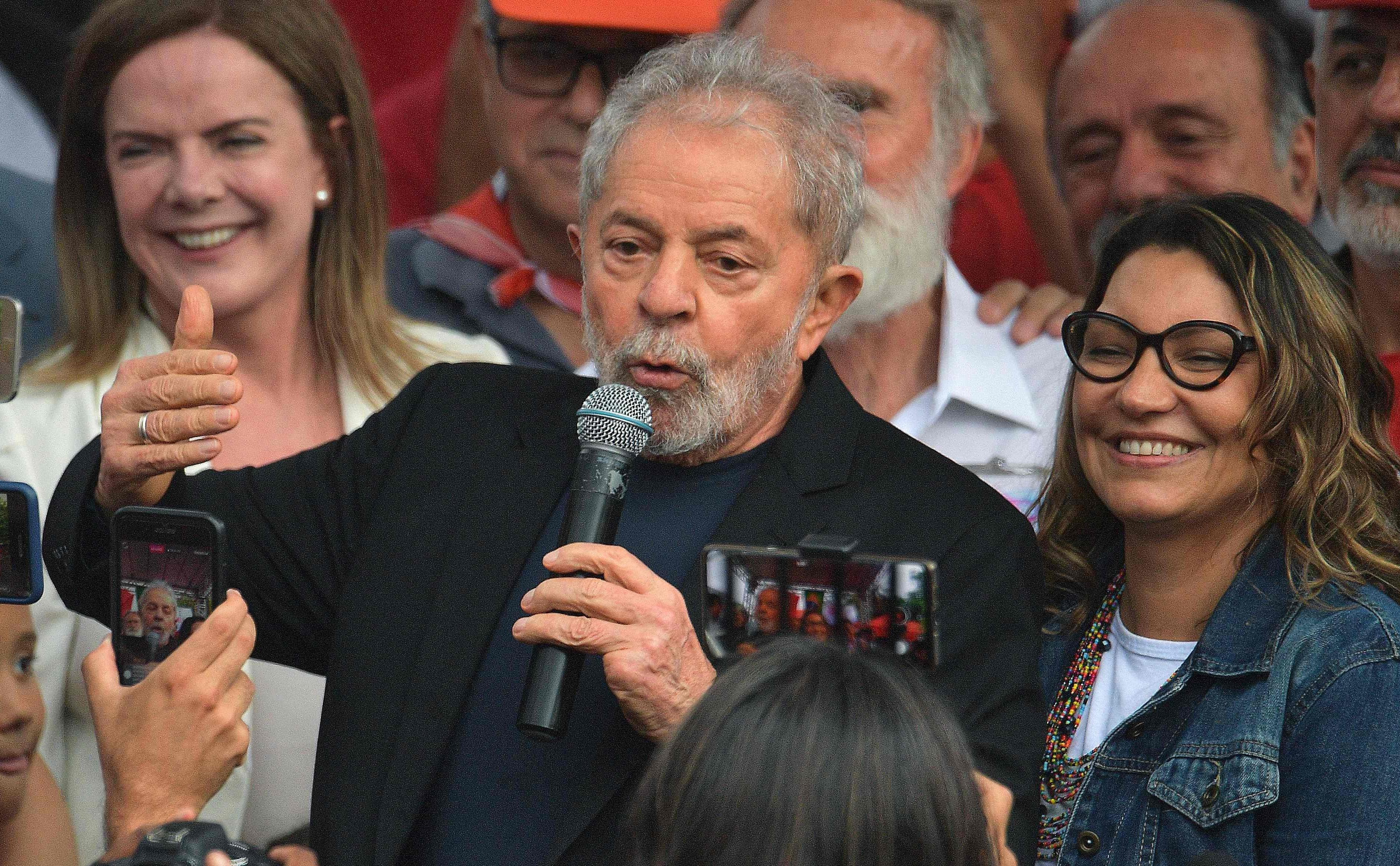 Ex presidente Luiz Inacio Lula da Silva habla con sus simpatizantes junto a su enamorada Rosangela da Silva después de su liberación de la cárcel. (Foto: AFP)