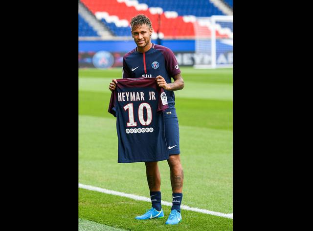 FOTO 3 | El traspaso de Cristiano Ronaldo es, asimismo, el quinto mayor traspaso de la historia del fútbol mundial, que sigue encabezando el del brasileño Neymar del Barcelona al París Saint-Germain por 222 millones de euros.