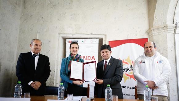 La ministra recibió, de parte del gobernador de Arequipa, Rohel Sánchez, el acuerdo del Consejo Regional que permitirá impulsar esta iniciativa. (Foto: MVCS)