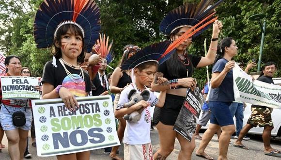 Indígenas de países amazónicos y miembros de movimientos sociales participan en la Marcha de los Pueblos de la Tierra por la Amazonía en Belém, estado de Pará, Brasil. (Foto: AFP)