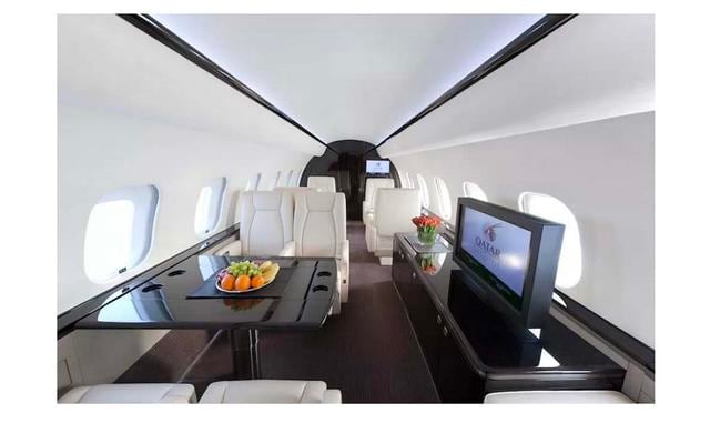 Bombardier Global 5000. Este lujoso jet privado tiene todo lo necesario para un vuelo cómodo y eficiente. En la entrada de la cabina está un lavabo y más adelante cuatro asientos ejecutivos que se reclinan y giran completamente, dos mesas bi-plegables y u