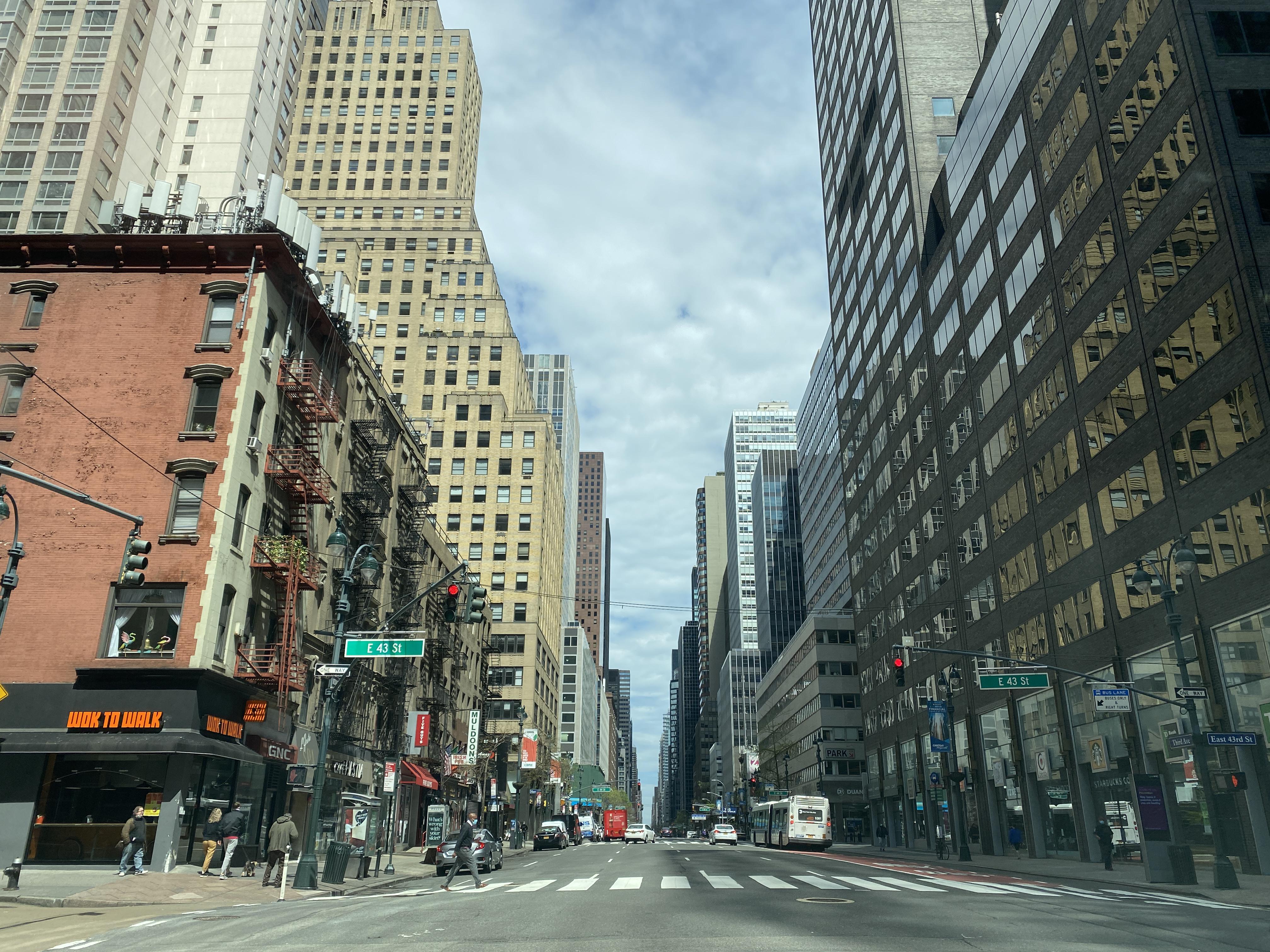 A lo largo y ancho de la ciudad, la pandemia ha afectado las vidas de todos, pero la comunidad artística está especialmente padeciendo, lo que pone en riesgo a Nueva York como una capital creativa. (Photo by Daniel SLIM / AFP)