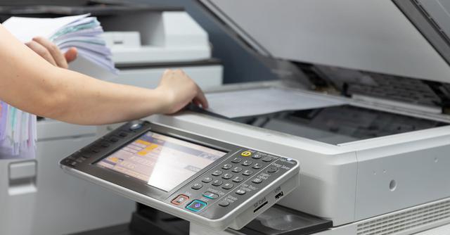 FOTO 4 | Optar por tomar fotos con tu teléfono en lugar de hacer una fotocopia de un libro o texto, para ahorrar en el uso de papel.  (Foto: iStock)