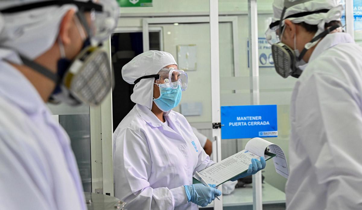 Las mascarillas son uno de los implementos más solicitados por los países para luchar contra el coronavirus. Imagen referencial de Cali. (AFP/Luis Robayo).