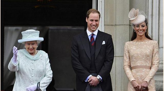 Poco a poco, la monarquía se recuperó, y la boda de en abril de 2011 de su nieto Guillermo, segundo en la línea sucesoria, con Catalina, le devolvió el lustre y el toque de glamur que muchos echaban de menos desde la desaparición de Diana.