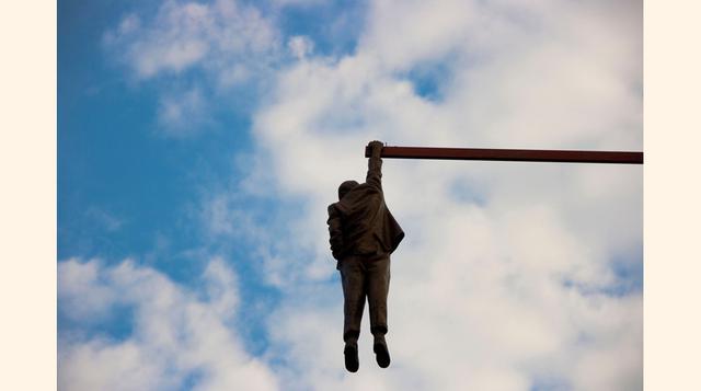 Esculturas de David Cerny en Praga. David Cerny es el responsable de que Praga esté repleta de esculturas rarunas y desconcertantes como los hombres que miccionan sobre la silueta de la República Checa, el cuerpo de Kant al borde del abismo agarrado solo 