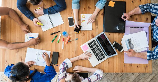 FOTO 3 | Se recomienda también intercambiar con otras personas vivencias, experiencias de vida. Esto estimulará nuevas ideas y otros puntos de vista sobre un mismo asunto. (Foto: iStock)