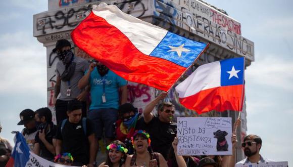 La redacción de una nueva Carta Magna es uno de los principales clamores del estallido social que vive Chile desde hace más de dos meses, el más grave desde el retorno a la democracia y que ya se ha cobrado la vida de al menos 24 personas y ha provocado miles de heridos. (Foto: Getty images, vía BBC Mundo)