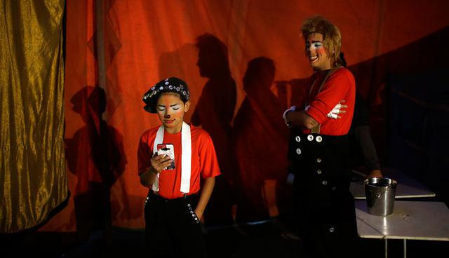 FOTO 1 | Los jóvenes juegan fútbol junto a la carpa de circo Tony Perejil instalada en Puente Piedra. La expansión urbana en la ciudad de 10 millones de habitantes hace que sea difícil encontrar suficiente espacio para instalar una carpa en un vecind