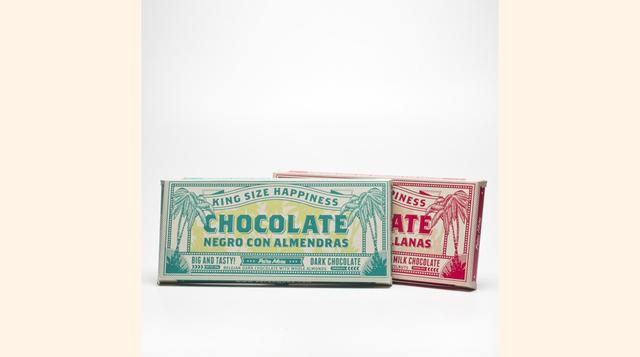 Chocolate negro con almendras: Productor: Petra Mora. Origen: Bélgica. Cacao: 61%, 400 g. Elaborada con chocolate negro belga. (Foto: petramora)