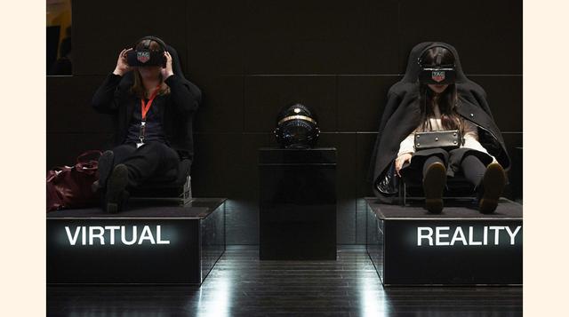 La realidad virtual no es ajena a Baselworld. En esta ocasión, la marca de relojes suiza Tag Heuer presenta unos cascos de realidad virtual durante la feria en Basilea. (Foto: AFP)