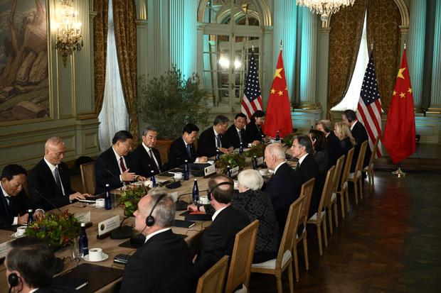 El presidente estadounidense Joe Biden se reúne con el presidente chino Xi Jinping durante la semana de líderes del Foro de Cooperación Económica Asia-Pacífico (APEC) en Woodside, California, el 15 de noviembre de 2023. Biden y Xi intentarán evitar que la rivalidad entre las superpotencias desemboque en un conflicto cuando se reúnan por primera vez en un año en una cumbre de alto riesgo en San Francisco el miércoles. Con las crecientes tensiones sobre cuestiones como Taiwán, las sanciones y el comercio, se espera que los líderes de las economías más grandes del mundo mantengan conversaciones de al menos tres horas en la finca Filoli en las afueras de la ciudad. (Foto de Brendan Smialowski / AFP)