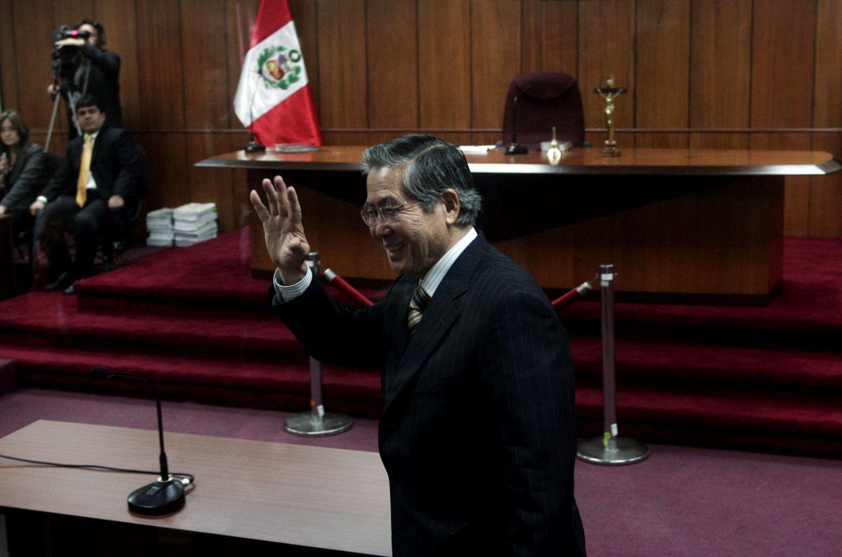 Foto 1 | Allanamiento a la casa de Trinidad Becerra, esposa de Montesinos. El 11 de diciembre del 2007, Fujimori fue condenado a seis años de prisión por usurpación de funciones por ordenar a un militar que suplantara a un fiscal para allanar la casa de Trinidad Becerra, la esposa de su asesor Vladimiro Montesinos, tras la difusión del primer ‘vladivideo’. En el 2008, se confirmó la sentencia. (Foto: USI)