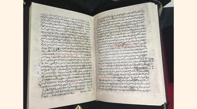 Manuscrito de la escuela maliki de jurisprudencia islámica de Ibn Rochd, conocido como Averroes, escrito en caligrafía estilo andaluz. Los manuscritos están siendo preservados en una sala segura, con estrictos controles de temperatura y humedad. (Foto: AP