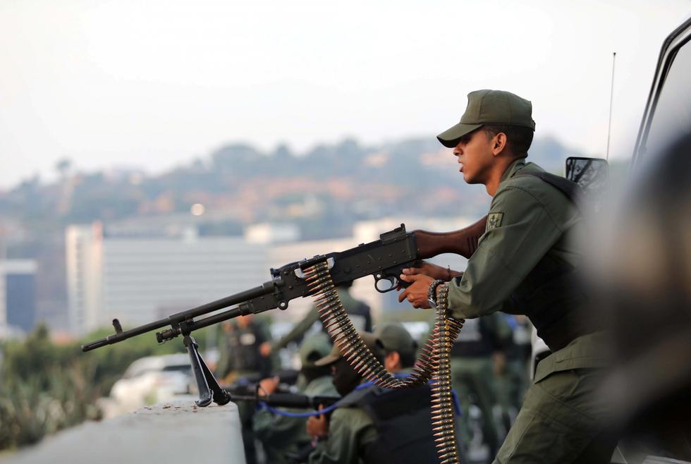 Militares se concentran en la base militar de La Carlota, en apoyo al llamado del presidente interino de Venezuela, Juan Guaidó. (Foto: Reuters)
