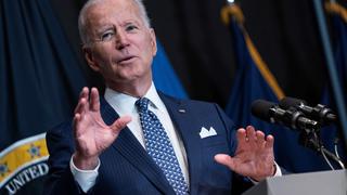 Biden promete dar prioridad a reforma migratoria en reunión con latinos
