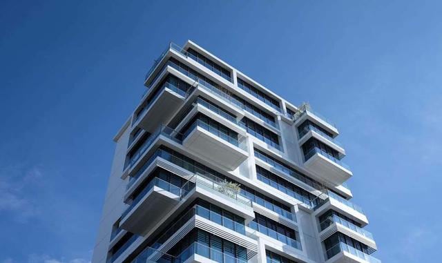 FOTO 3 | 3. En más inmobiliarios. Además de su mansión en Florida, Robbins posee cinco otras casas. Su casa de Palm Spring llegó al mercado en marzo de 2016; y a pesar de tener hasta un campo de golf, aún no ha encontrado un comprador para la propiedad de