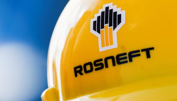 El logotipo de Rosneft se muestra en un casco de seguridad en Vung Tau, Vietnam. (REUTERS / Maxim Shemetov / File Photo).