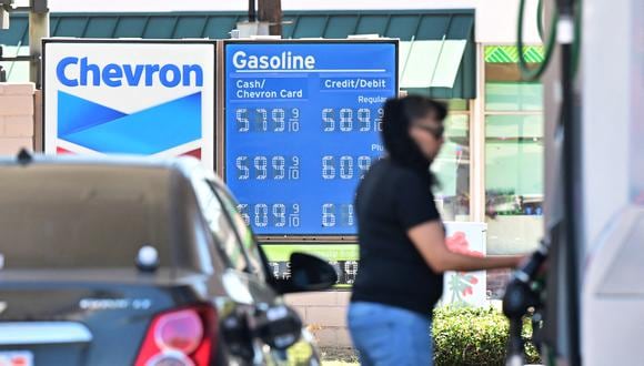Los precios de la gasolina se muestran en una gasolinera en Monterey Park, California, el 19 de julio de 2022. - Los precios de la gasolina en EE. UU. han caído desde máximos históricos a principios del verano, un retroceso destacado por una Casa Blanca políticamente asediada como una señal de moderación de la inflación. (Foto de Frederic J. BROWN / AFP)