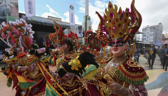 Un despliegue de miles de músicos al son de platillos, trompetas y tambores de distintas dimensiones fue el protagonista del Festival de Bandas, un espectáculo con el que se inician las principales actividades del carnaval de Oruro en Bolivia. (Foto: EFE)
