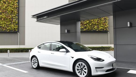 Un vehículo eléctrico Tesla Inc. Modelo 3 estacionado frente a un edificio residencial en Tokio, Japón, el sábado 29 de enero de 2022. (Foto: Bloomberg)