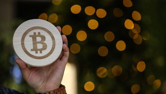 (El logotipo de bitcoin grabado en un trozo de madera en Arnhem, Países Bajos, el jueves 10 de noviembre de 2022. Fotógrafo: Valeria Mongelli/Bloomberg)