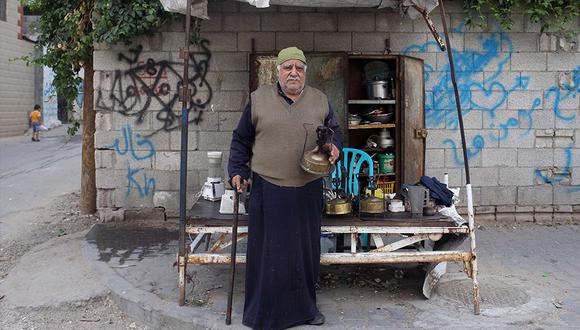 FOTO 11 | Palestina. Jawdat al-Khour, de 75 años, que repara cocinas de queroseno posa para una foto junto a su puesto en la ciudad de Gaza el 23 de abril de 2018. Los habitantes de Gaza están dejando de usar cocinas tradicionales de queroseno para obtener alternativas de propano más eficientes. (Foto: AFP)