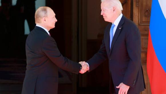 Los presidentes de Rusia, Vladimir Putin, y de Estados Unidos, Joe Biden, se dan la mano al encontrarse para la cumbre que mantuvieron el 16 de junio de 2021 en la ciudad suiza de Ginebra. (Foto: AFP Denis Balibouse).