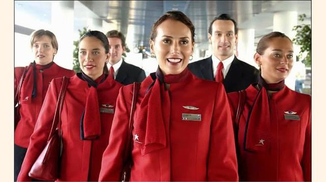 Los trabajadores de LAN los diseños del modisto chileno Luciano Brancoli, pero cuando se concrete su fusión con TAM y surja Latam, sus asistentes de vuelo comenzarán a usar modelos del brasileño Pedro Lourenço. (Foto: licenciaparavolar)