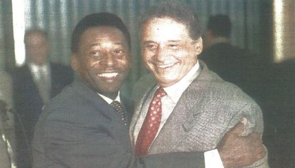 Pelé, antes estrella de fútbol y ahora ministro de Deportes del Brasil, abraza al presidente Fernando Henrique Cardoso, luego de su juramentación. (foto AFP).